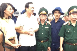 Lãnh đạo thị sát hiện trường khu vực mộ liệt sĩ ở TSN