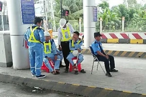 Phút thảnh thơi của nhân viên BOT Cai Lậy khi xả trạm
