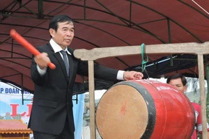 Chùm ảnh: Ngư dân Lý Sơn giương buồm ra biển Hoàng Sa