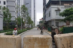 Phá rào chắn ở đoạn đường 2 chung cư đang tranh chấp