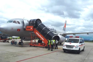 Máy bay hạ cánh khẩn cấp cứu bệnh nhân sốc thuốc