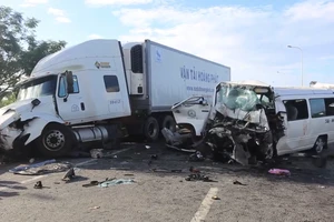 Tai nạn thảm khốc: 13 người trên xe rước dâu tử nạn 