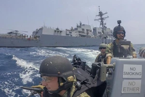 Hải quân Mỹ cần phối hợp các nước khu vực đảm bảo tự do hàng hải trước thách thức từ Trung Quốc. Trong ảnh: Hải quân Mỹ bên tàu khu trục mang tên lửa dẫn đường USS Wayne E.Meyer (DDG-108). Ảnh: AFP