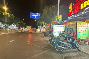 Vỉa hè, lòng đường lại biến thành 'chợ trời' dịp cuối năm