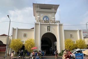 Livestream bán hàng tại chợ Bến Thành: Chuyển mình, thích ứng