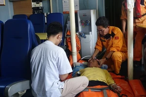 Cứu sống thuyền trưởng nguy kịch trên biển Hoàng Sa