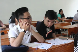 Thứ trưởng Bộ GD&ĐT làm việc với hội đồng chấm thi Đà Nẵng