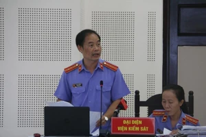 Vợ chồng giám đốc buôn lậu gỗ trắc bị đề nghị đến 14 năm tù