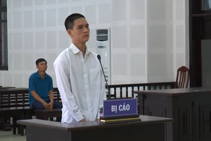 Bị tấn công bằng búa sau khi bênh vợ 