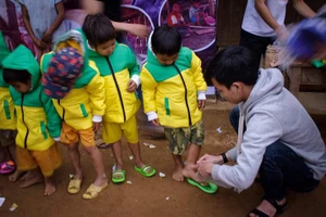 Vượt núi 'cõng' áo ấm tặng trẻ trên nóc Lấp Loa 