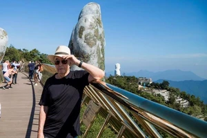 Ông chủ Tottenham uống cà phê, 'say' cảnh Cầu Vàng