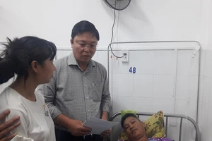 Lãnh đạo Quảng Nam thăm nạn nhân bị 'sa tặc' tông gãy chân