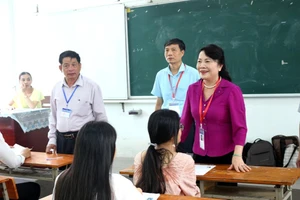 Thứ trưởng Nguyễn Thị Nghĩa kiểm tra các điểm thi tại Đà Nẵng