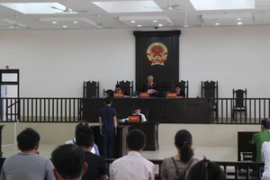 Tài xế xe ben vừa lái xe vừa nghe nhạc tông chết người 