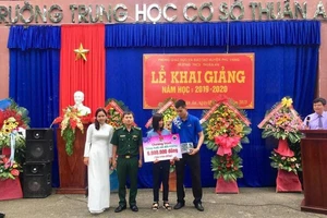 Trao học bổng 'Nâng bước em đến trường' cho nữ sinh nghèo 