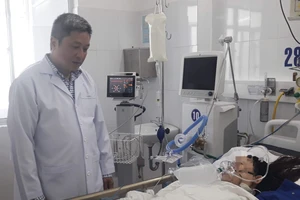 Thứ trưởng Bộ Y tế Nguyễn Trường Sơn thăm sản phụ đang được điều trị tại bệnh viện đa khoa Đà Nẵng. Ảnh: Tâm An 