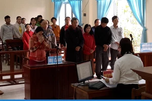 Người phụ nữ xúc động ôm ân nhân khi được trả tự do tại tòa