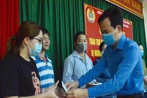 Hỗ trợ người lao động bị mất việc do dịch COVID-19