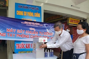 Thầy trò chế tạo máy sát khuẩn tặng các chợ chống COVID-19