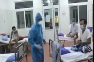 Xúc động clip bác sĩ Bệnh viện C Đà Nẵng hát cùng bệnh nhân 