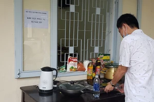 Bố trí ‘bếp ăn dã chiến’, tiếp tế khẩu trang, nước uống cho SV