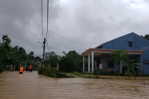 Đà Nẵng: Cán bộ 1 thôn trực chiến 24/24 hỗ trợ bà con vùng lũ