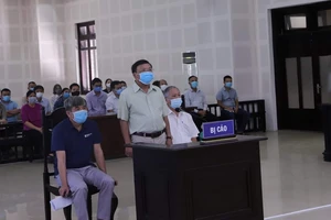 Tòa trả hồ sơ vụ cha chỉ định thầu cho con trai