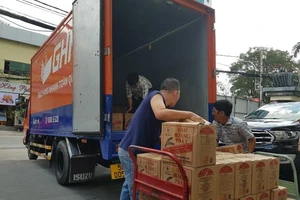 Báo Pháp Luật TP.HCM tiếp tục trao 1.000 suất quà ở miền Trung