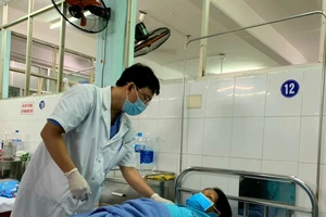 Bắt 2 con sán lá gan trong ống mật 1 nữ bệnh nhân