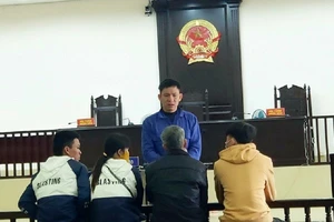 'Con và ba sẽ đợi mẹ về'