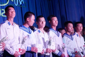 “Đón sinh nhật cùng đồng đội con rất vui, ba mẹ đừng lo nhé!“