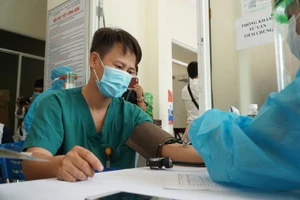 Nữ nhân viên y tế sốc phản vệ, Đà Nẵng dừng tiêm vaccine