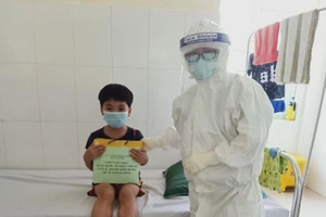 Y bác sĩ Đà Nẵng tặng quà các em nhỏ đang điều trị COVID-19