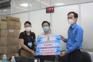 Đà Nẵng trao 1.000 suất quà cho công nhân khó khăn do COVID-19