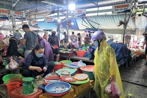 Đà Nẵng cho mở lại chợ, người dân mua hàng qua tổ Covid cộng đồng