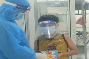 Cậu bé F1 khai giảng trực tuyến ở khu cách ly: 'Con nhớ lắm…'