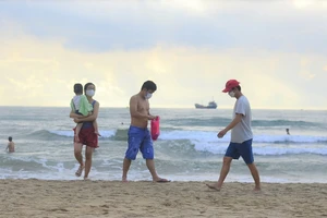 Đà Nẵng mở lại tiệm cắt tóc, chợ truyền thống, tắm biển theo giờ