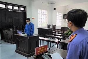 Thanh niên say xỉn, cầm xẻng đuổi đánh nữ phó chủ tịch phường 