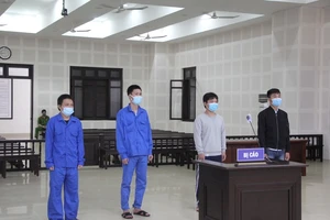 Nhóm côn đồ đánh người dã man vì cục sạc điện thoại