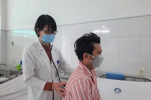 Thợ hồ bị hóc đinh do ngậm đinh nói chuyện trong lúc làm việc