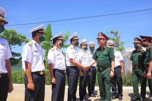 Trung tướng Ngô Minh Tiến kiểm tra lực lượng 'mắt thần' ở đảo Lý Sơn