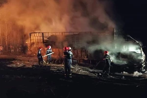 Xe chở 10 tấn tràm bị thiêu, nghi do chập điện