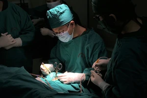 Bé trai bị kéo đâm thủng hộp sọ trong lúc chơi đùa