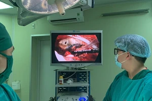 Tràn dịch màng phổi sau cú ngã trong nhà vệ sinh