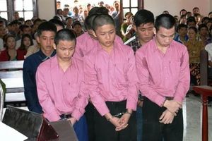 Cháu rủ bạn vác mã tấu chém gia đình cậu ruột