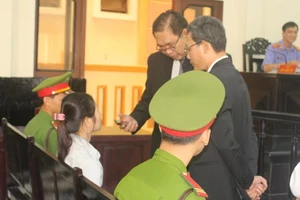 Vụ án có đông luật sư bào chữa: Bị cáo khai bị dọa kiện