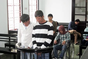 Phạm tội hung hãn, ra tòa phải ngồi xe lăn
