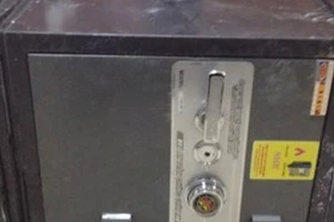 Tài xế ôm cả két sắt công ty về nhà rồi hoảng hồn… thú tội