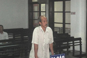 Hàng xóm tương tàn chỉ vì 1… cây keo