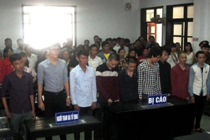 Gần 40 thanh niên dàn trận quyết chiến